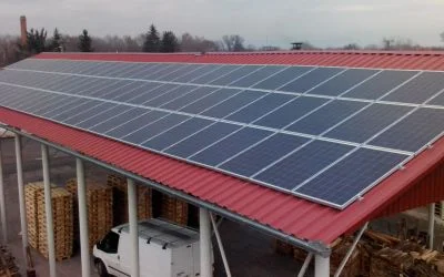 Napenergia hasznosítás egy kisebb ipari üzem tetején Napenergia hasznosítás egy kisebb ipari üzem tetején